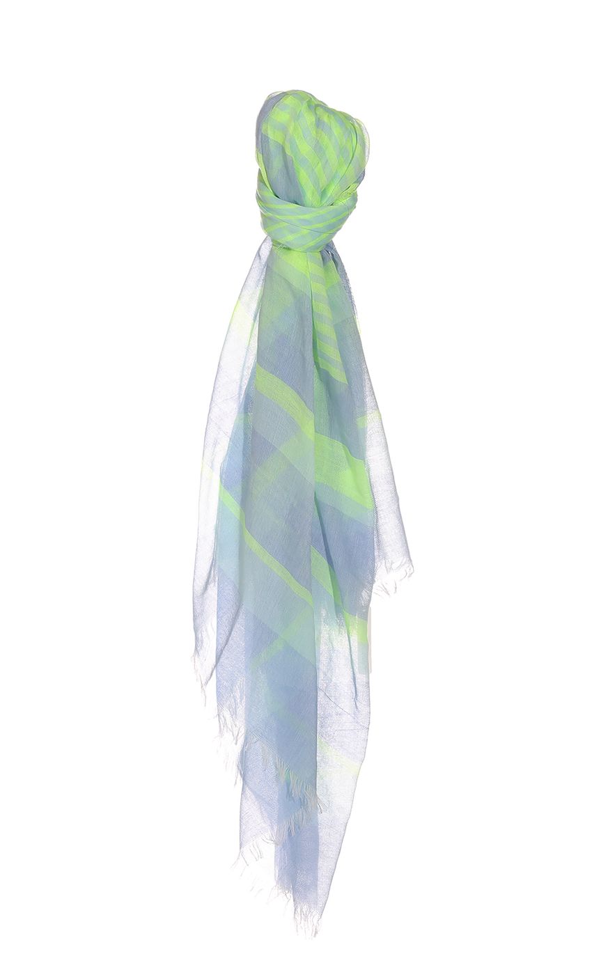 Picture WITH THE FLOW SCARF. Source: https://media-img.lucyinthesky.com/data/Oct14_2/850xAUTO/0Y5A72781.JPG