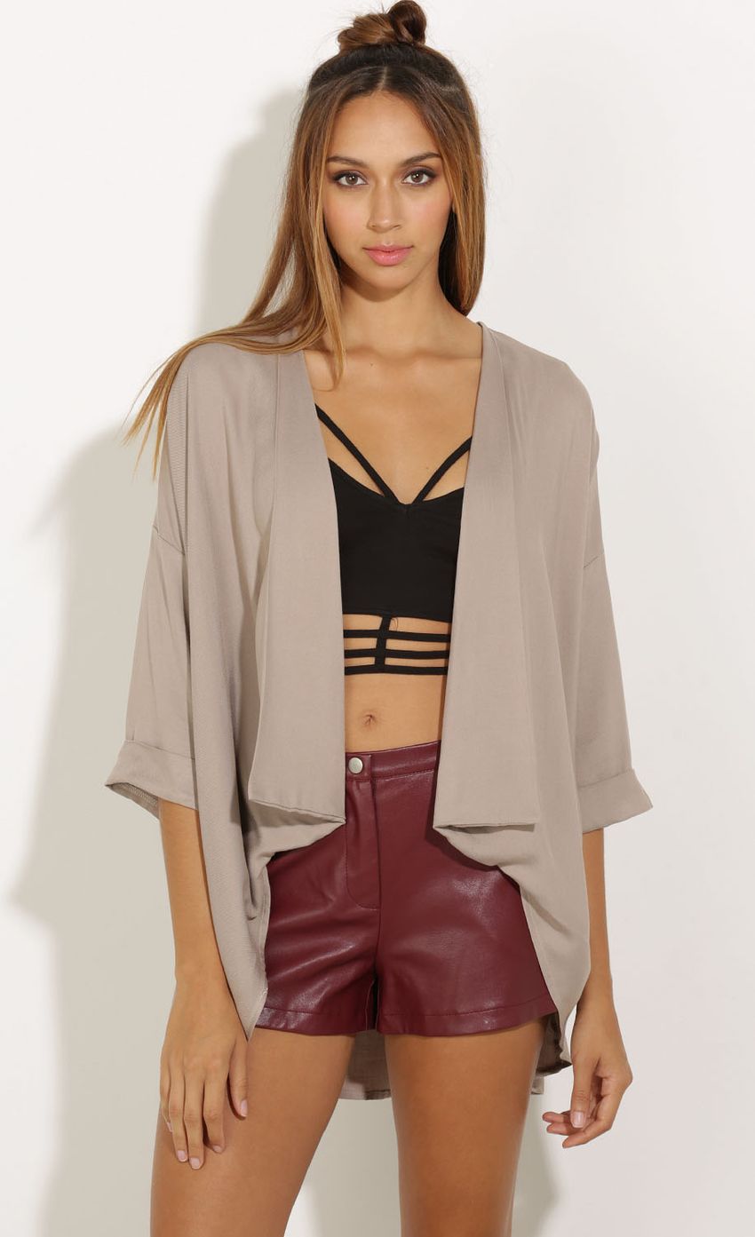 Picture High-Low Blazer In Beige. Source: https://media-img.lucyinthesky.com/data/Oct15_1/850xAUTO/0Y5A2553.JPG