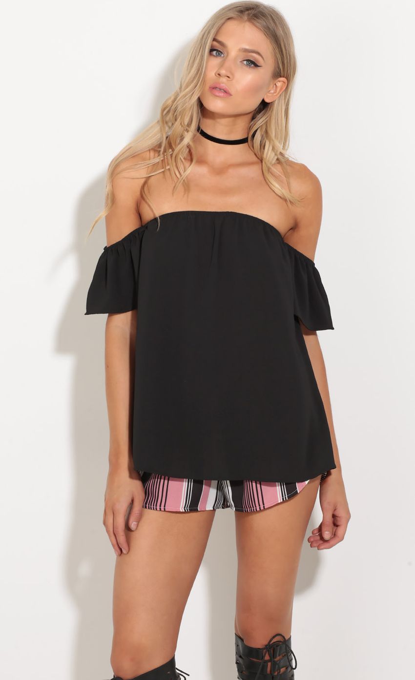 Picture Open Shoulder Top In Night black. Source: https://media-img.lucyinthesky.com/data/Oct16_1/850xAUTO/0Y5A5800.JPG