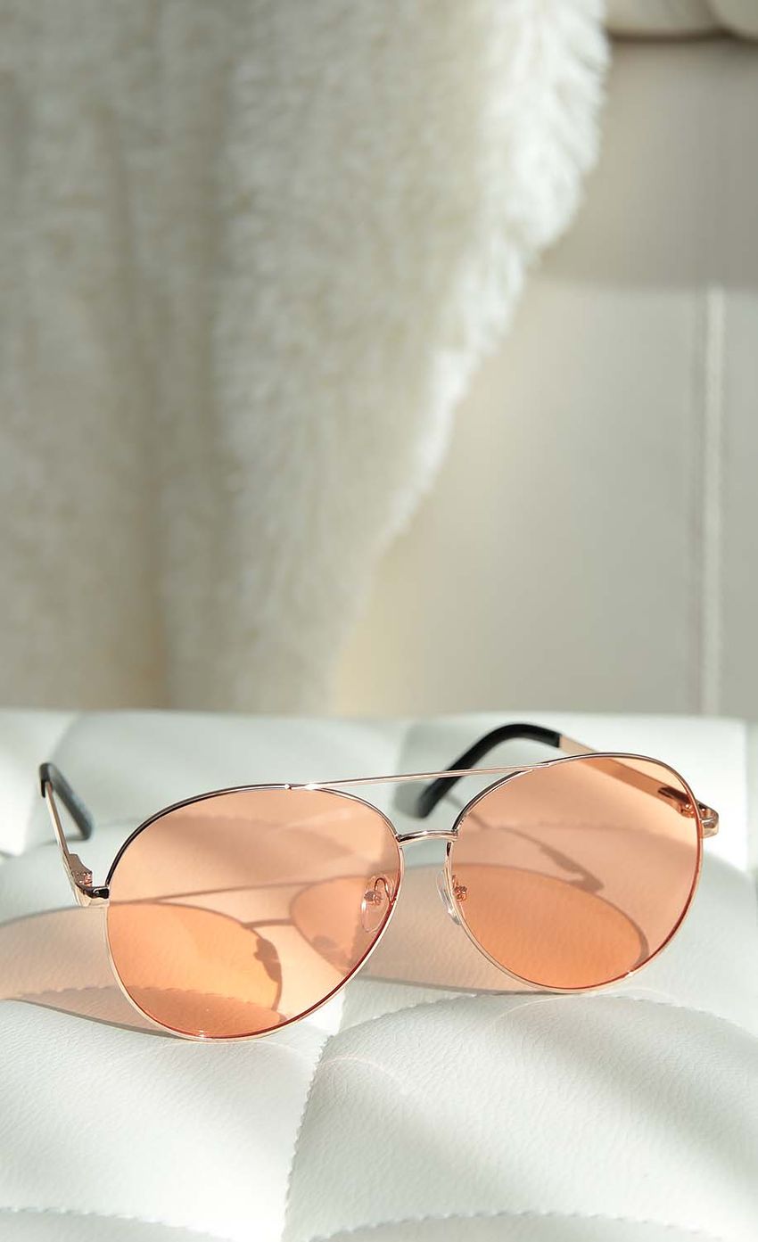 Picture Oversized Aviators in Orange. Source: https://media-img.lucyinthesky.com/data/Oct17_2/850xAUTO/0Y5A3146.JPG