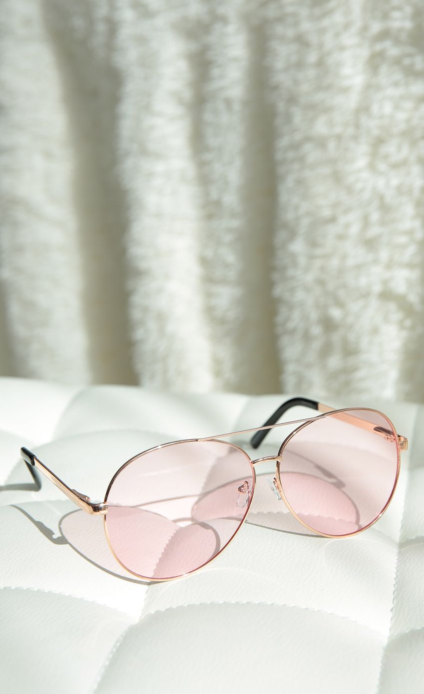 Picture Oversized Aviators in Pink. Source: https://media-img.lucyinthesky.com/data/Oct17_2/850xAUTO/0Y5A3166.JPG