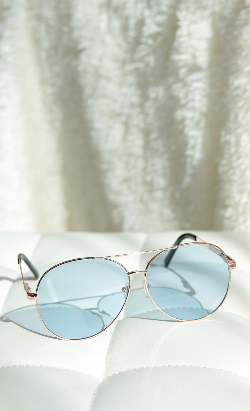 Picture Oversized Aviators in Blue. Source: https://media-img.lucyinthesky.com/data/Oct17_2/850xAUTO/0Y5A3176.JPG