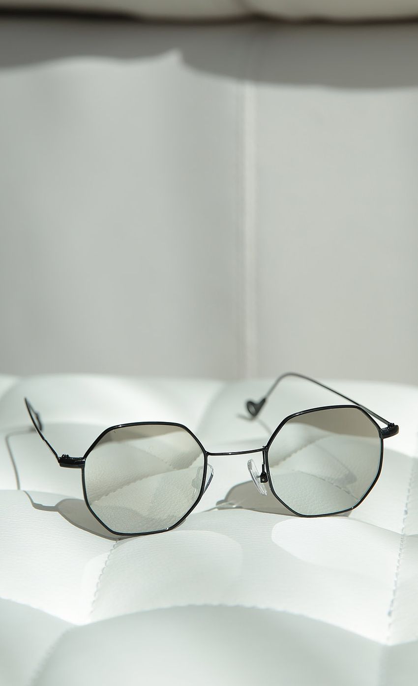 Picture Neptune Glasses in Mirror Silver. Source: https://media-img.lucyinthesky.com/data/Oct17_2/850xAUTO/0Y5A3357.JPG