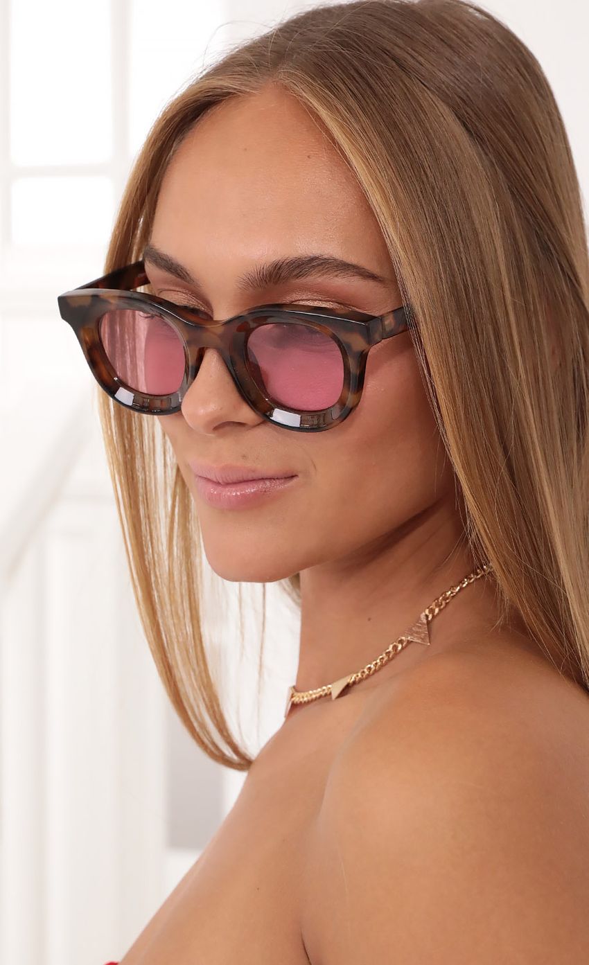 Picture Berry Sweet Sunglasses in Tortoise and Pink. Source: https://media-img.lucyinthesky.com/data/Oct21_1/850xAUTO/1V9A10931.JPG