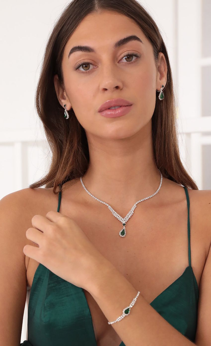 Picture Queen Green Crystal Necklace Set in Silver. Source: https://media-img.lucyinthesky.com/data/Oct21_1/850xAUTO/1V9A1330.JPG