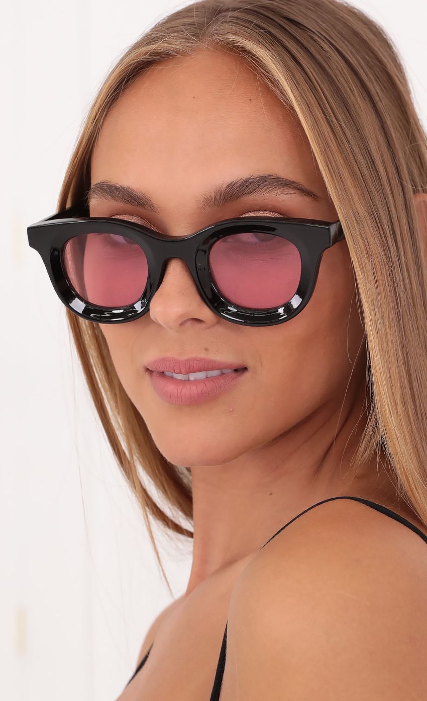 Picture Berry Sweet Sunglasses in Black and Pink. Source: https://media-img.lucyinthesky.com/data/Oct21_1/850xAUTO/1V9A1552.JPG