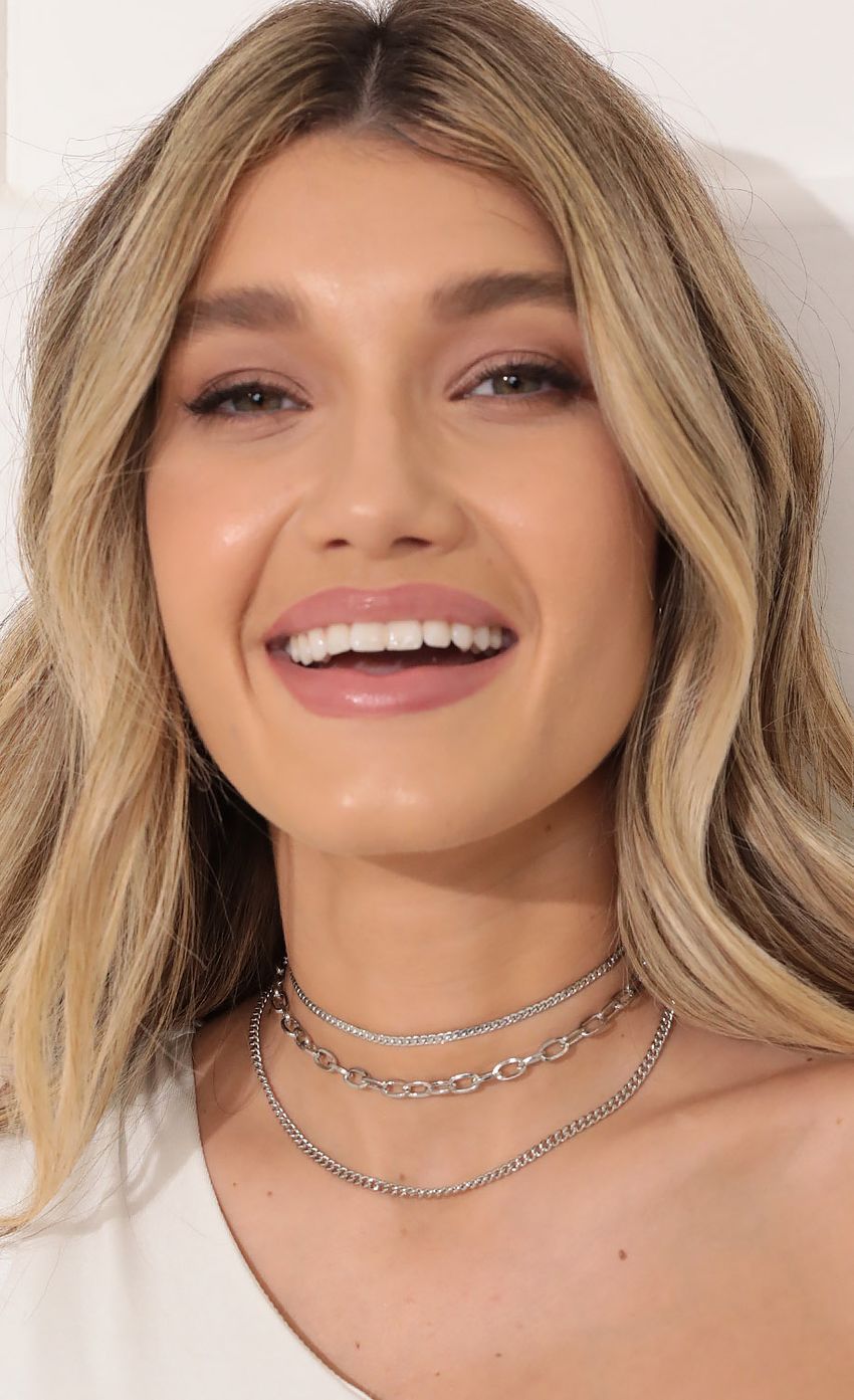 Picture Silver Lining Choker Set in Silver. Source: https://media-img.lucyinthesky.com/data/Oct21_2/850xAUTO/1V9A3615.JPG