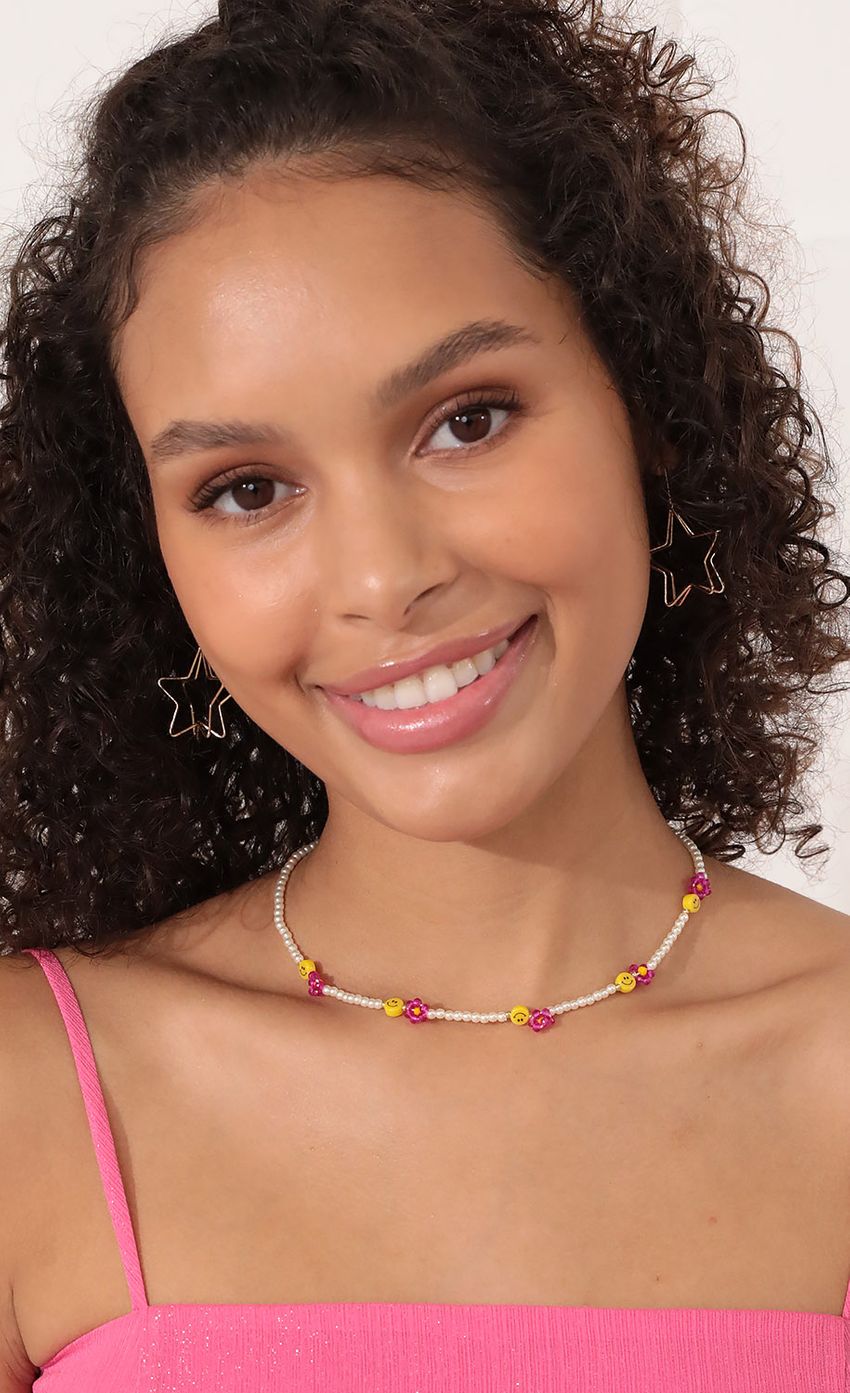 Picture Beaded Smiles Necklace in Pink. Source: https://media-img.lucyinthesky.com/data/Oct21_2/850xAUTO/1V9A4688.JPG