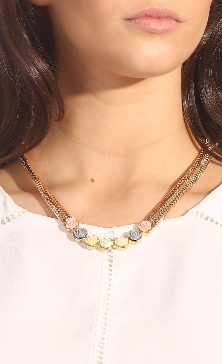 Picture FLORAL FEELING NECKLACE. Source: https://media-img.lucyinthesky.com/data/Sep14_1/850xAUTO/0Y5A9338.JPG