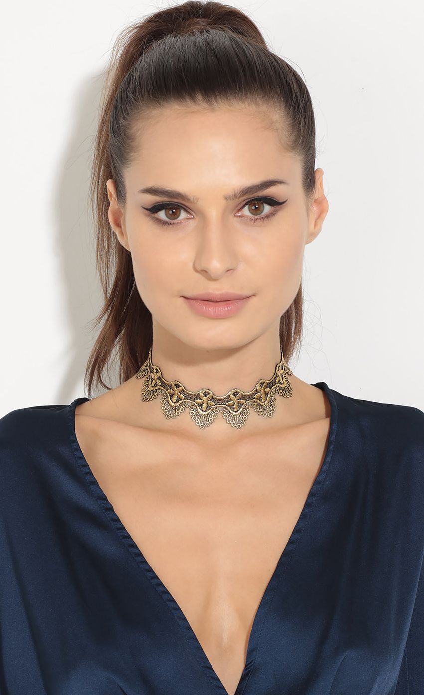 Picture Scallop Shimmer Choker In Gold. Source: https://media-img.lucyinthesky.com/data/Sep16_1/850xAUTO/0Y5A7198.JPG