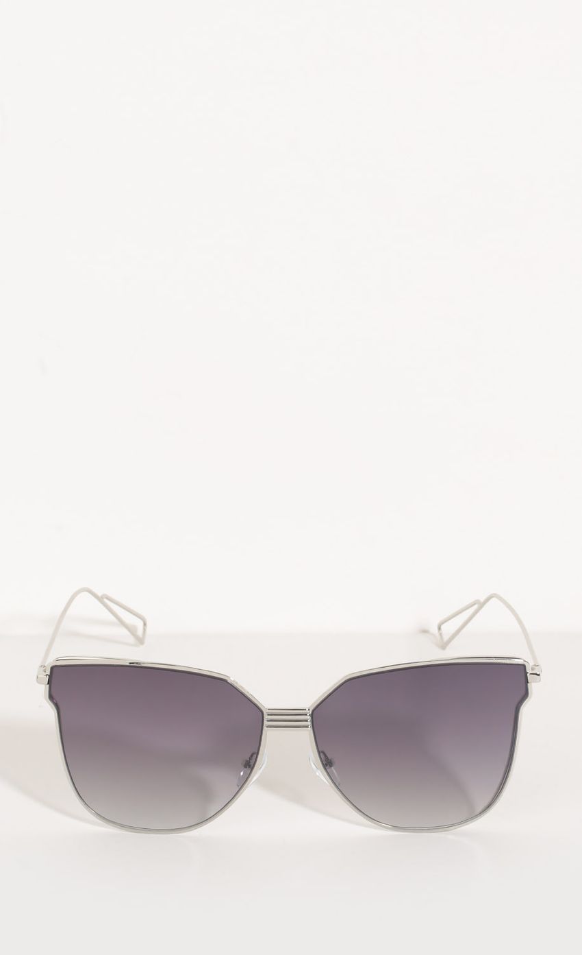 Picture Flat Lens Cat Eye Sunglasses In Purple. Source: https://media-img.lucyinthesky.com/data/Sep16_2/850xAUTO/0Y5A1835.JPG