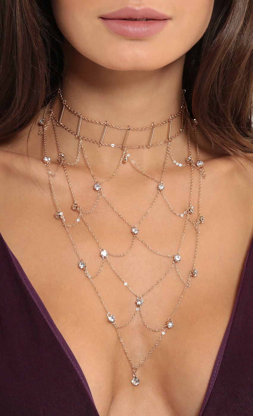 Picture Gold Grid Choker Set. Source: https://media-img.lucyinthesky.com/data/Sep17_2/850xAUTO/0Y5A0505.JPG