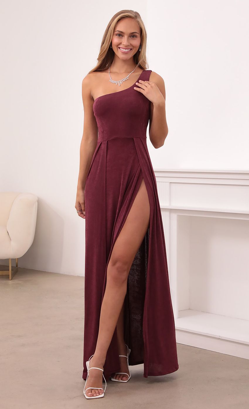 Picture London Shoulder Maxi in Burgundy. Source: https://media-img.lucyinthesky.com/data/Sep21_1/850xAUTO/1V9A0787.JPG