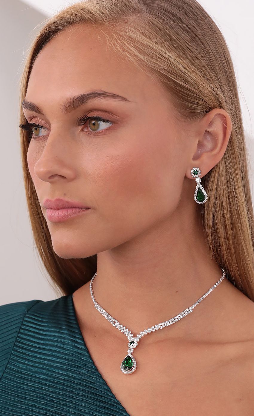 Picture Queen of The Ball Crystal Necklace Set in Emerald Green. Source: https://media-img.lucyinthesky.com/data/Sep21_1/850xAUTO/1V9A3244.JPG