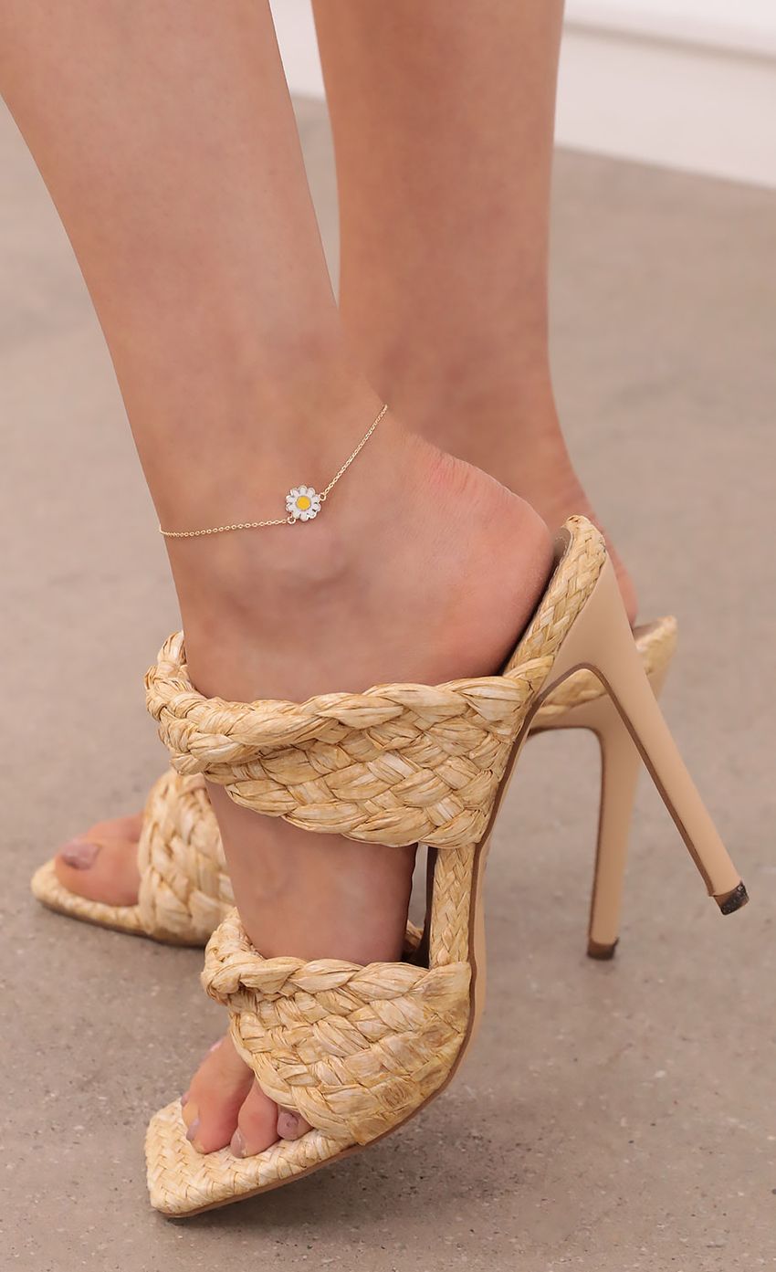 Picture Dealing with Daisy Anklet in Gold. Source: https://media-img.lucyinthesky.com/data/Sep21_1/850xAUTO/1V9A4089.JPG