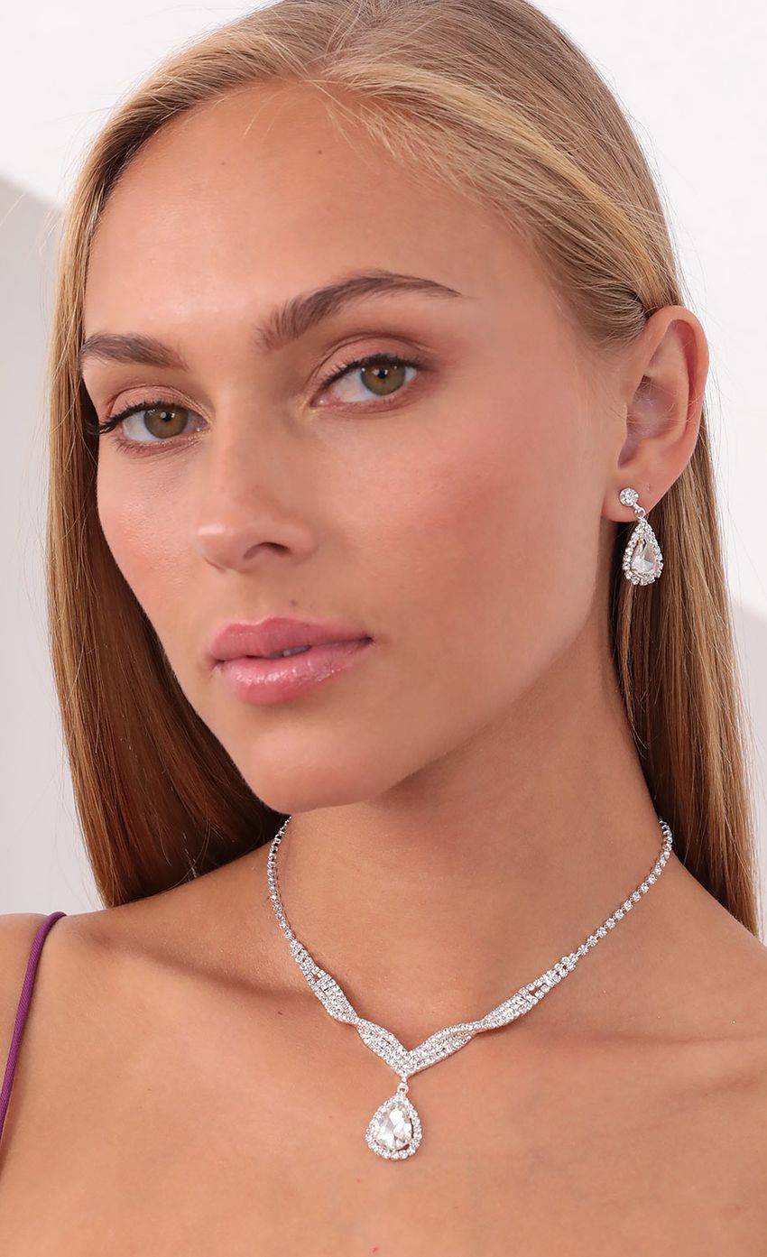 Picture After the Ball Crystal Necklace Set in Silver. Source: https://media-img.lucyinthesky.com/data/Sep21_1/850xAUTO/1V9A4751.JPG