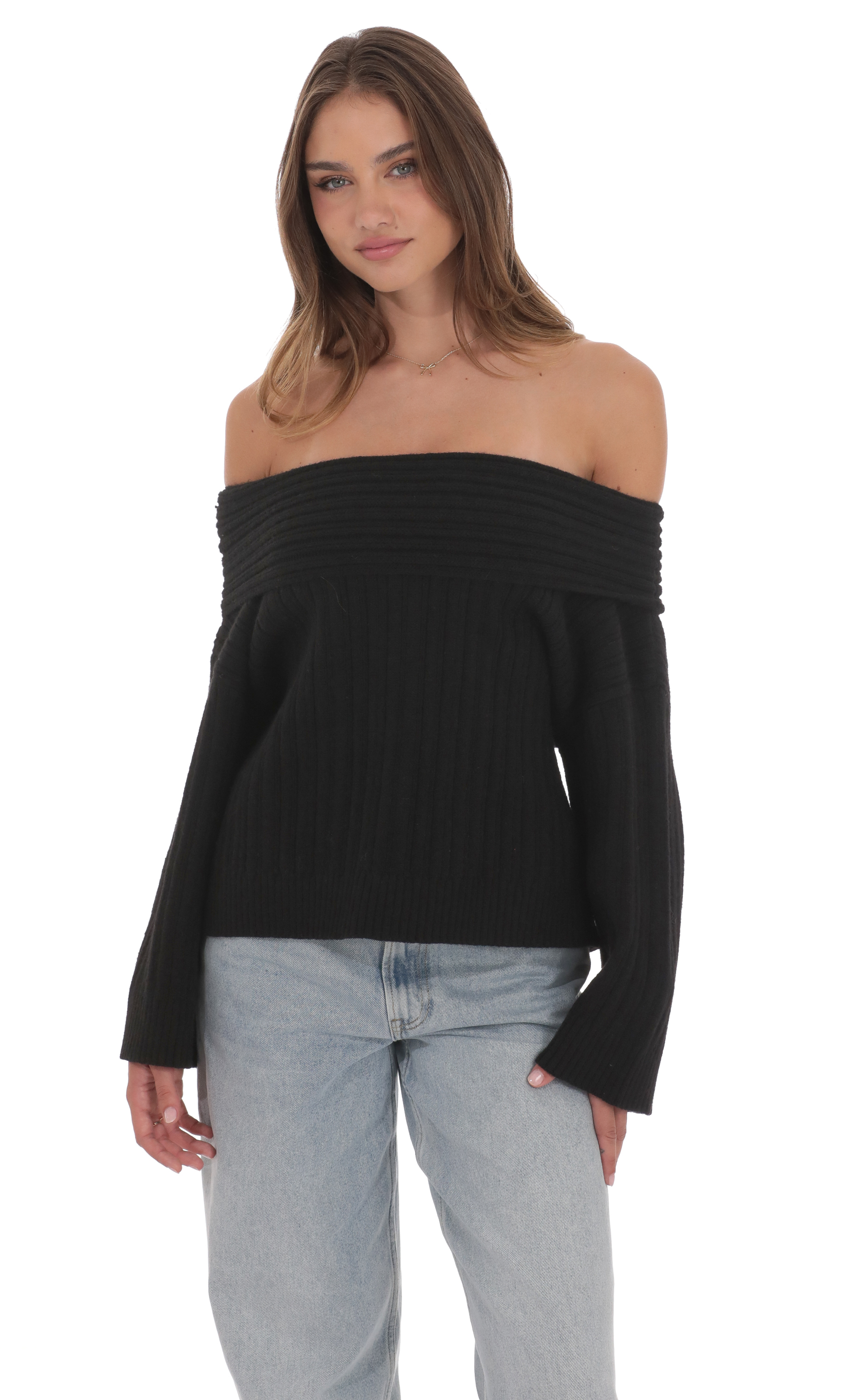 Черный оверсайз свитер с открытыми плечами