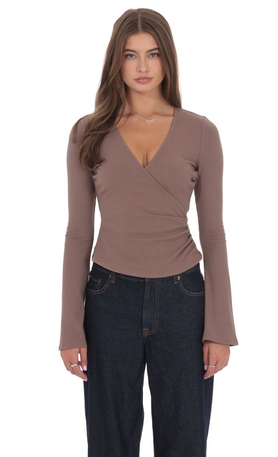 Топ с запахом и V-образным вырезом