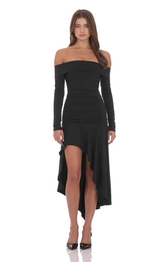 Асимметричное платье с открытыми плечами в черном цвете