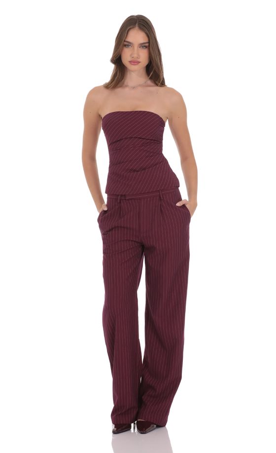 Бордовые брюки в полоску