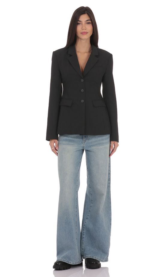 Приталенный блейзер в черном цвете