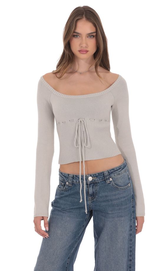 Трикотажный топ с акцентом на талии в сером цвете