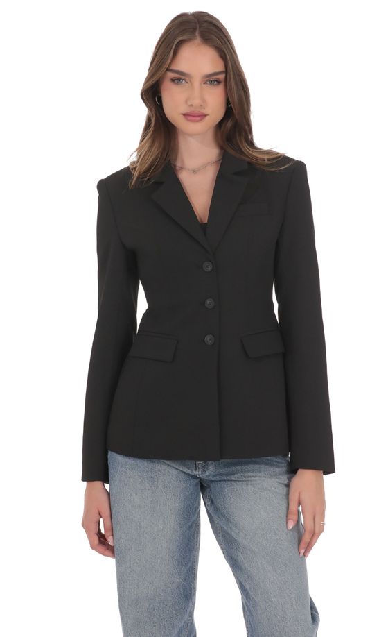 Приталенный блейзер в черном цвете