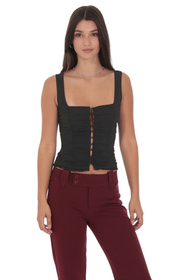 Чёрный топ с драпировкой и пуговицами