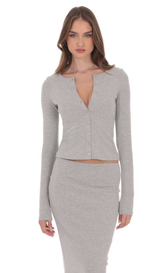 Топ на пуговицах серого цвета