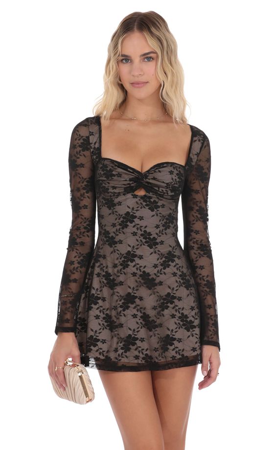 Кружевное платье с вырезом и драпировкой