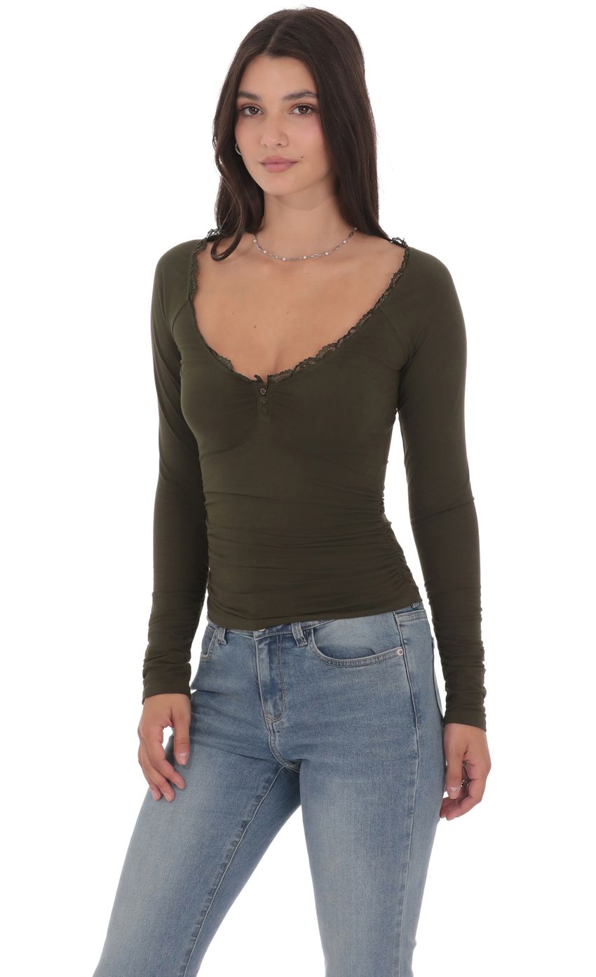Изображение товара для Оливковый топ с длинными рукавами и кружевной отделкой