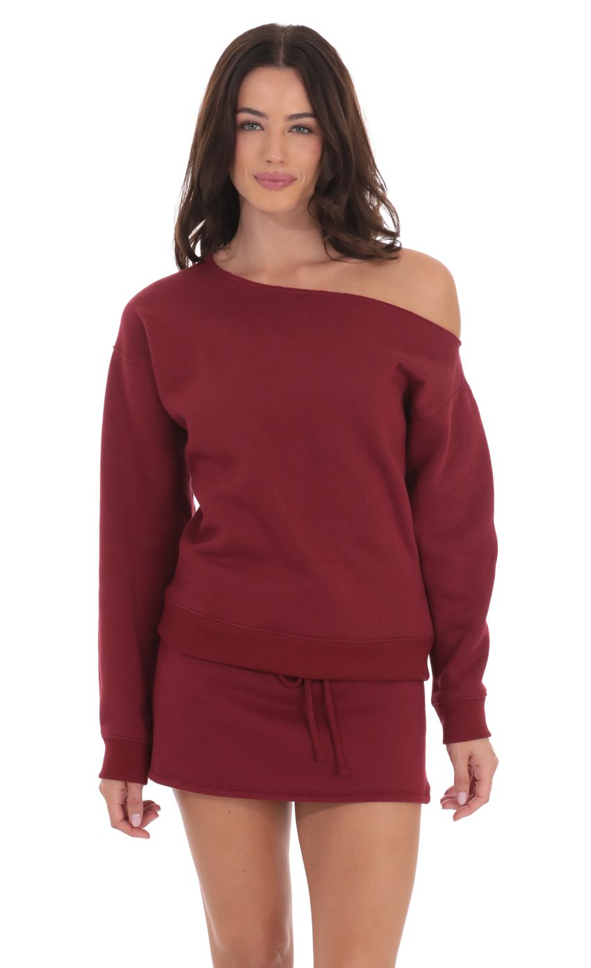 Picture Cut Off Shoulder Jumper in Maroon. Source: https://media-img.lucyinthesky.com/data/product-media/850xAUTO/55188a9b-5d67-4a50-a532-c5694fd671f7.jpg