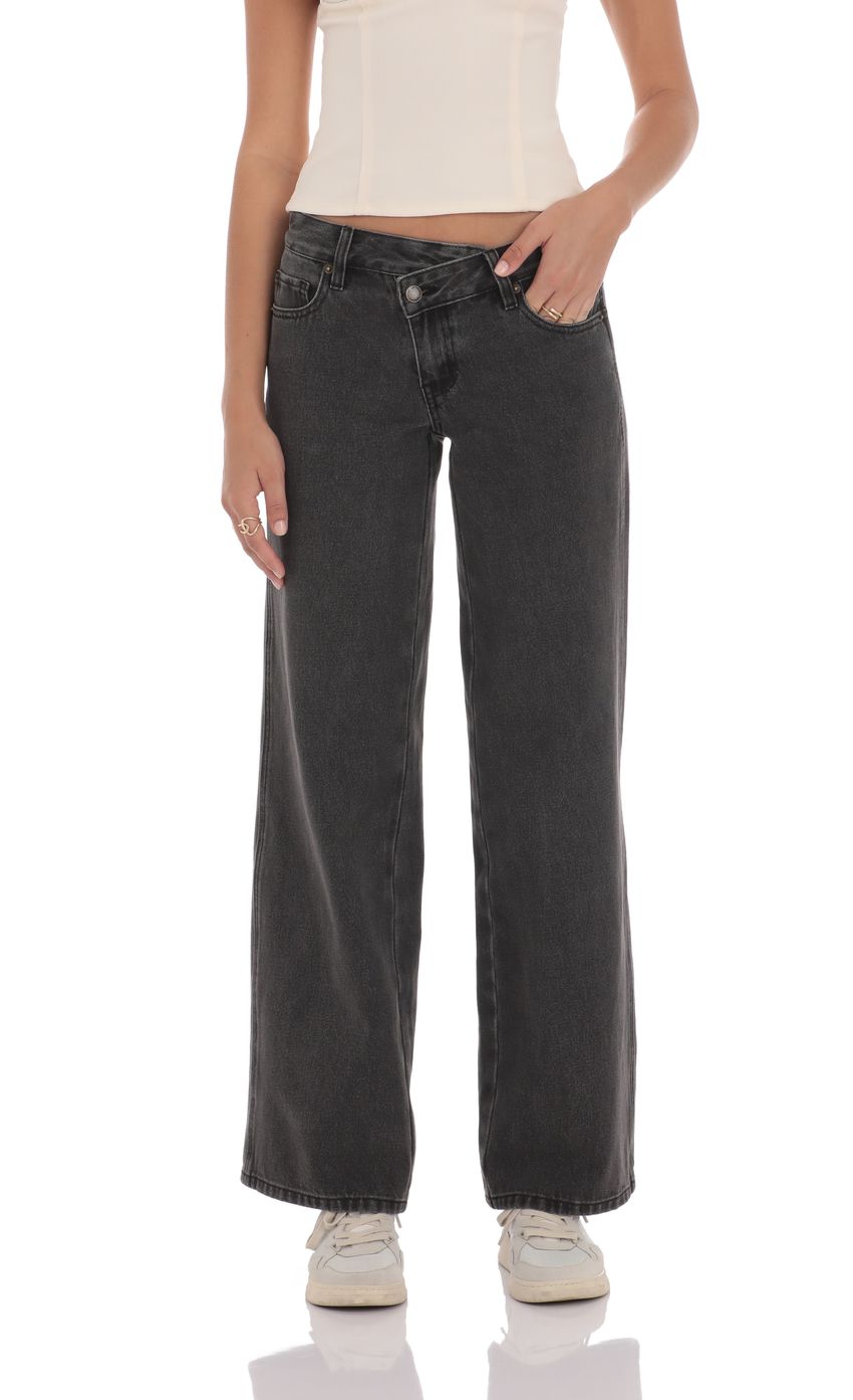 Picture Low Rise Cross Jeans in Black. Source: https://media-img.lucyinthesky.com/data/product-media/850xAUTO/6256fdf4-340a-4efb-b8ed-d54535a72d16.jpg