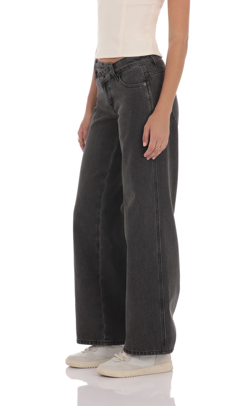 Picture Low Rise Cross Jeans in Black. Source: https://media-img.lucyinthesky.com/data/product-media/850xAUTO/694ad96d-647f-4968-a458-008376ee6e28.jpg