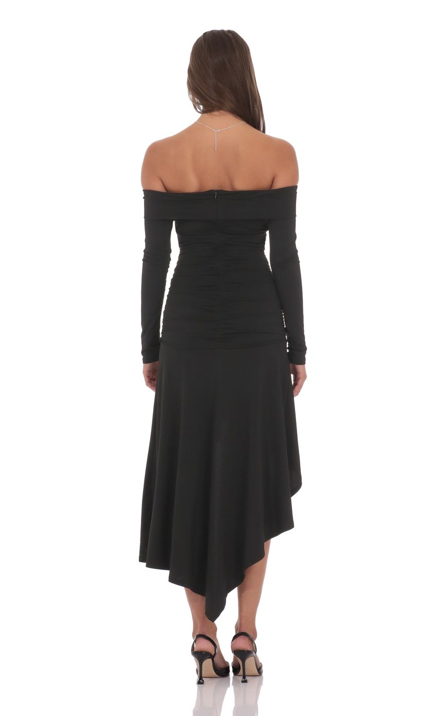 Изображение товара для Асимметричное платье с открытыми плечами в черном цвете