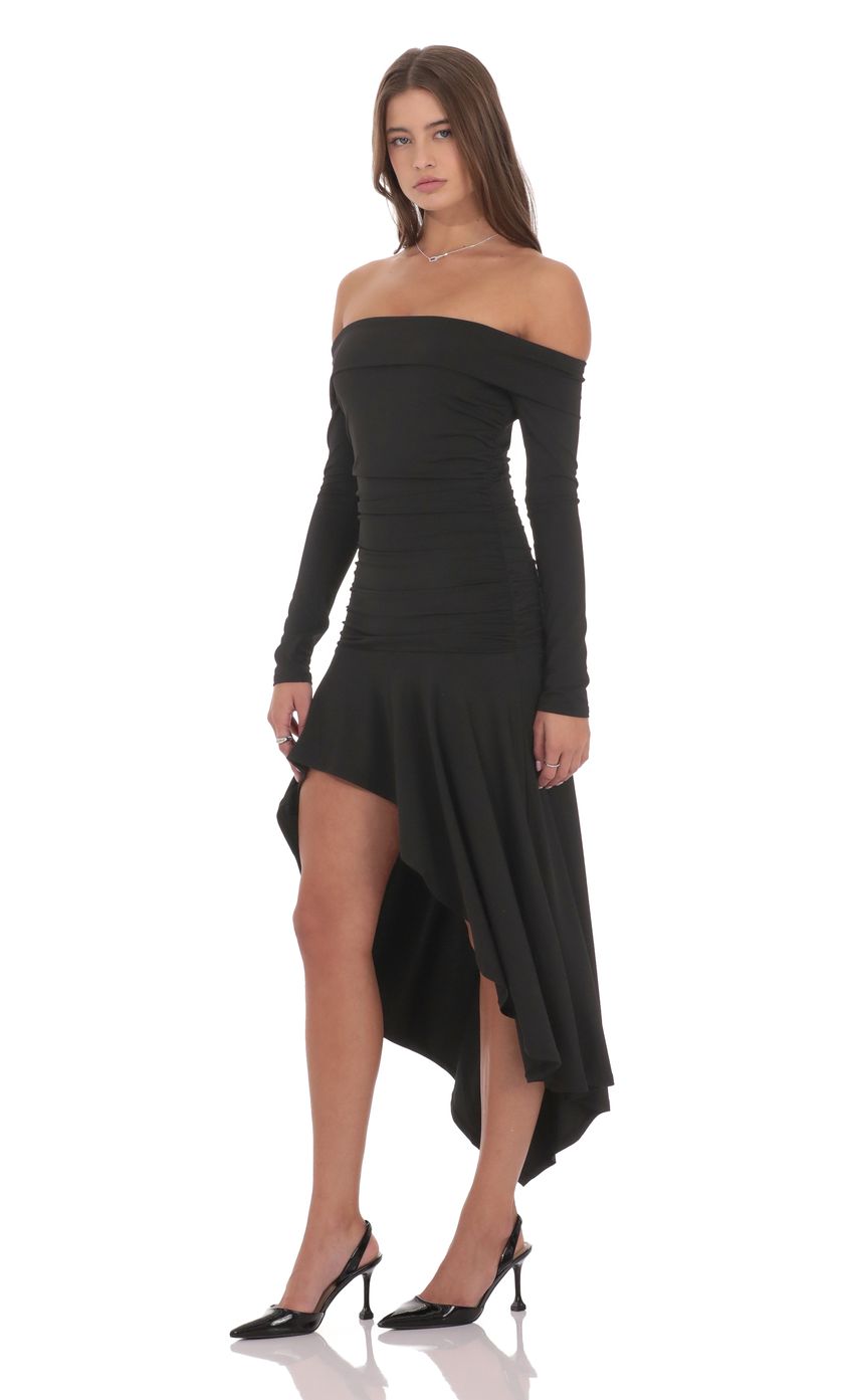 Изображение товара для Асимметричное платье с открытыми плечами в черном цвете