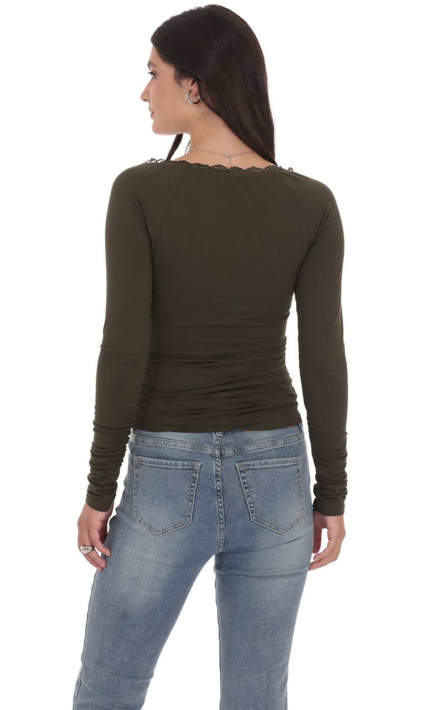 Изображение товара для Оливковый топ с длинными рукавами и кружевной отделкой