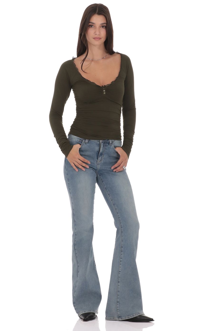 Изображение товара для Оливковый топ с длинными рукавами и кружевной отделкой