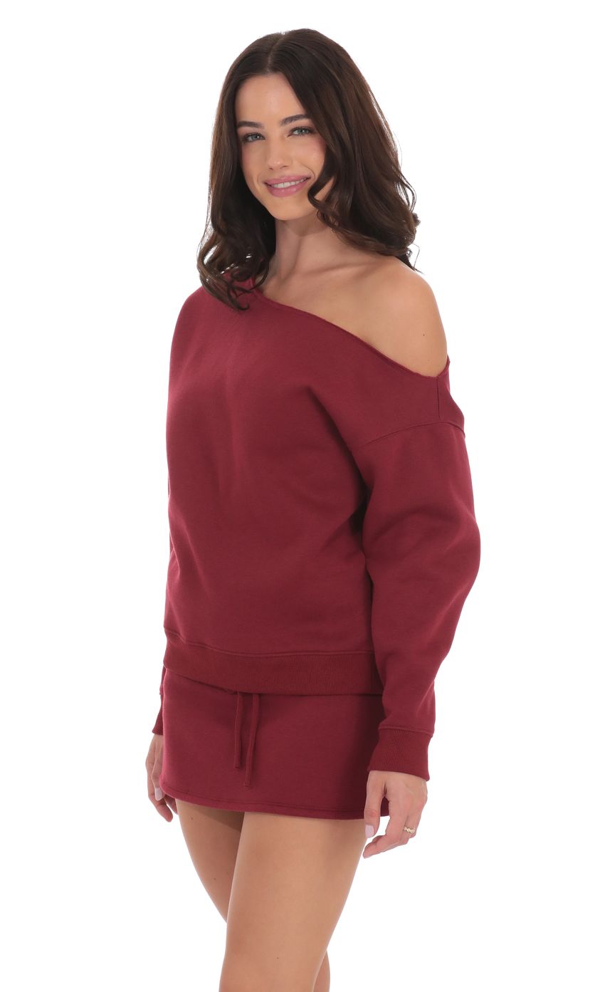 Picture Cut Off Shoulder Jumper in Maroon. Source: https://media-img.lucyinthesky.com/data/product-media/850xAUTO/fa91b8a4-777f-4f93-be9e-3619fd303fad.jpg