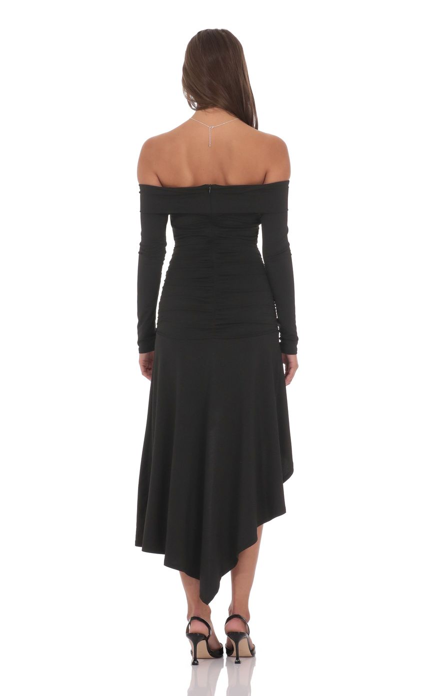 Изображение товара для Асимметричное платье с открытыми плечами в черном цвете