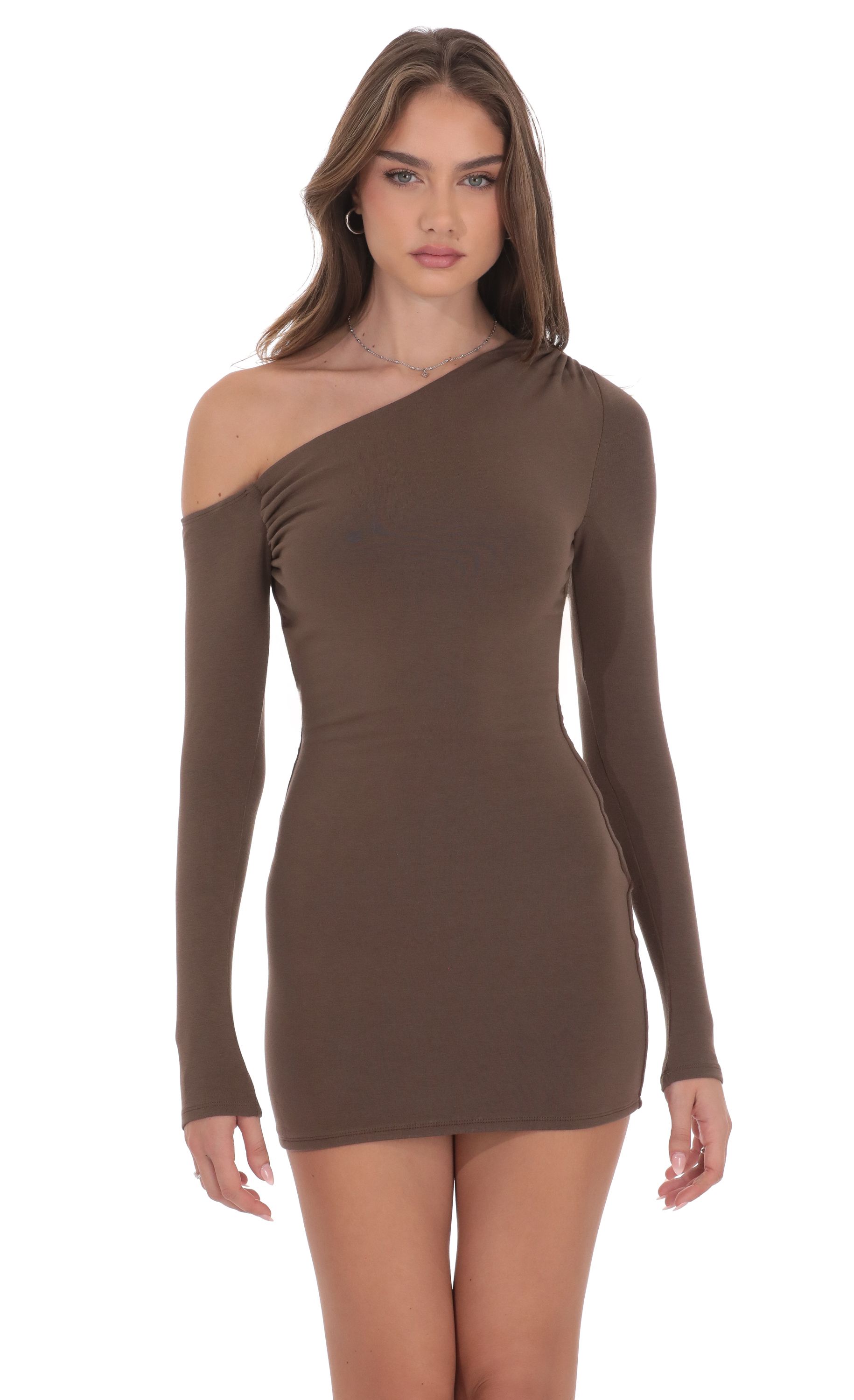 Платье с открытыми плечами и длинными рукавами